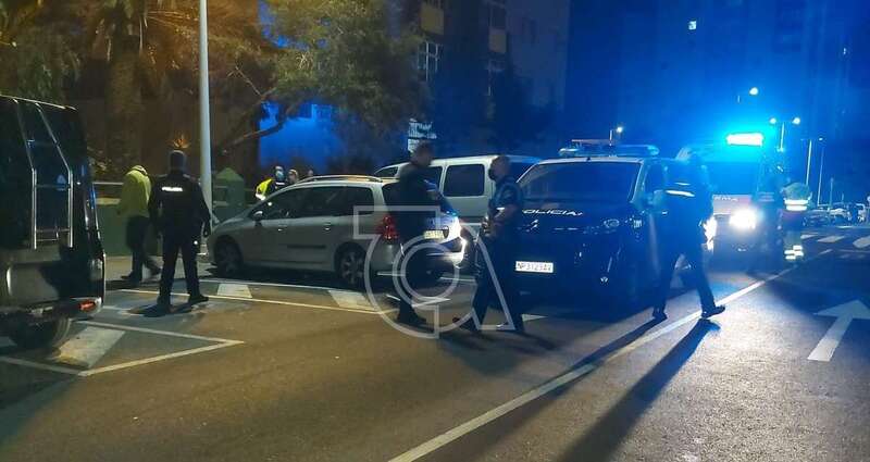 Efectivos policiales en una de las reyertas/TA.